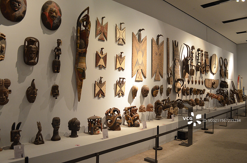 中国首都北京中国国家博物馆，非洲展览馆里的木制人类形象雕塑面具，室内无人图像摄影图片素材