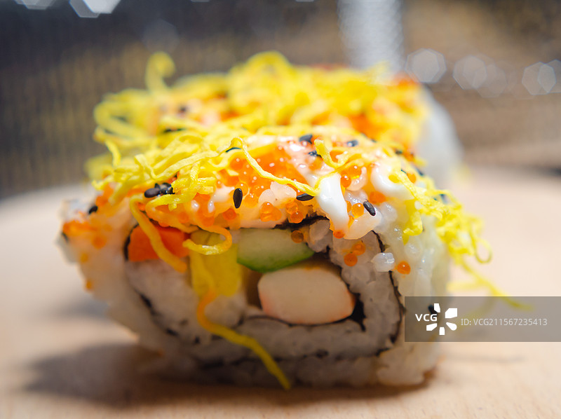 日料店卷着黄瓜、蟹柳的鱼子酱寿司图片素材