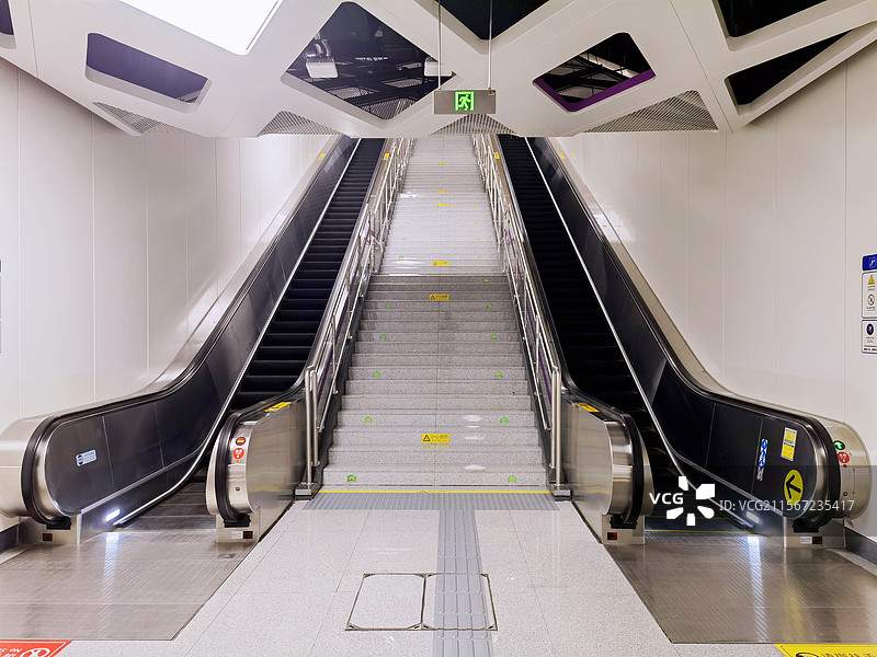 地铁、出口、楼梯、扶梯、电梯、通道、站台、人流图片素材