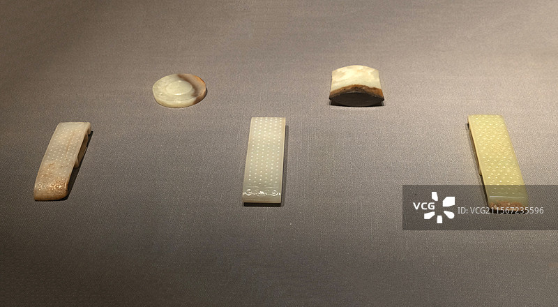 白玉云纹玉剑首、乳钉纹白玉剑璲、白玉云纹玉剑珌 汉朝时期 山东省济宁市博物馆（文化中心新馆）图片素材