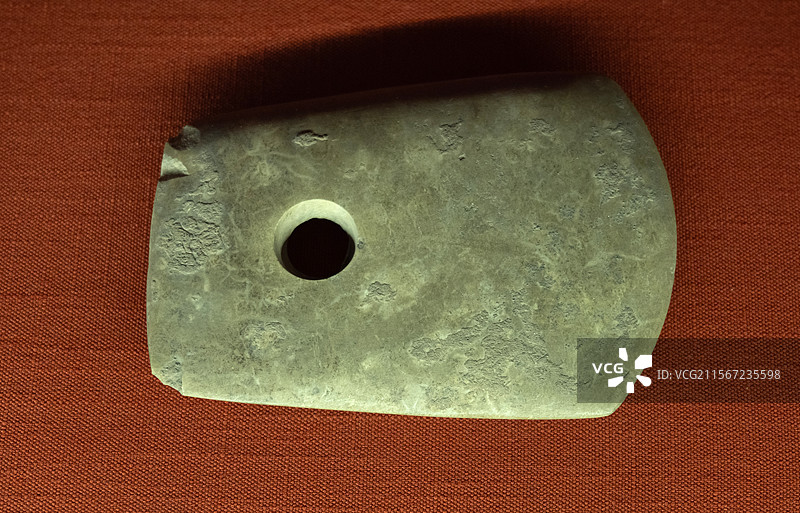 双面刃对穿孔石钺（国家三级文物） 大汶口文化时期 王因遗址出土 山东省济宁市博物馆（文化中心新馆）图片素材