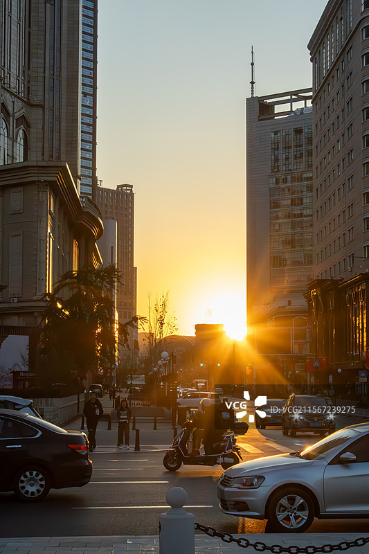 夕阳漫卷车河：城市黄昏的光影诗章(沈阳)图片素材