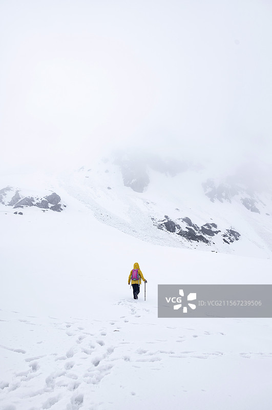 在孔雀山雪地里徒步图片素材