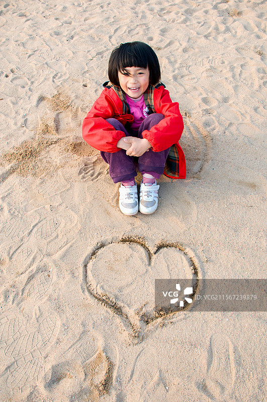 沙滩上的幸福女孩图片素材
