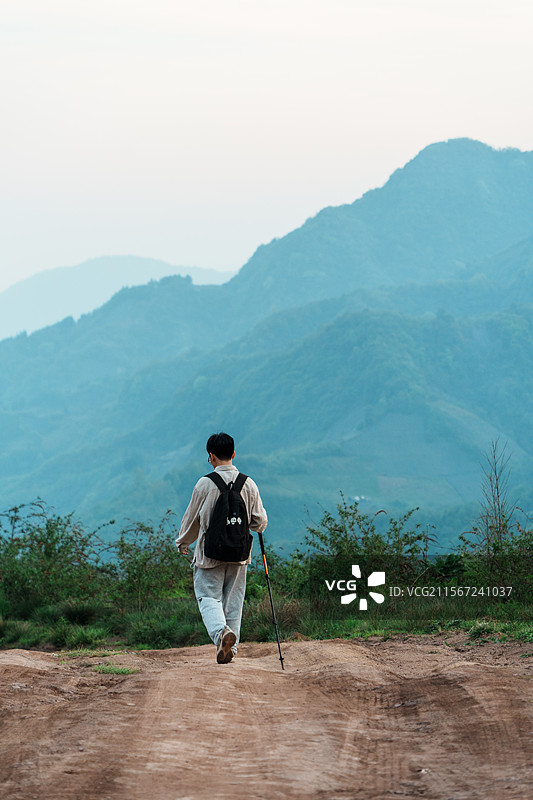 峨眉山徒步图片素材
