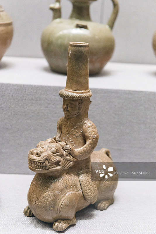 青釉戳印圆圈纹人骑辟邪形烛台 西晋时期 北京故宫博物院陶瓷馆展品图片素材