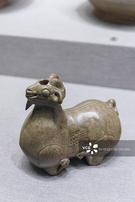 青釉羊形烛台 西晋时期 北京故宫博物院陶瓷馆展品图片素材