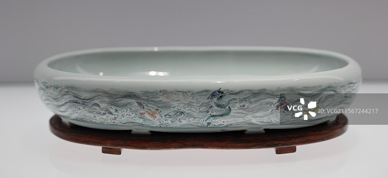 上海博物馆东馆展品--粉彩海水瑞兽纹花盆（清雍正）图片素材