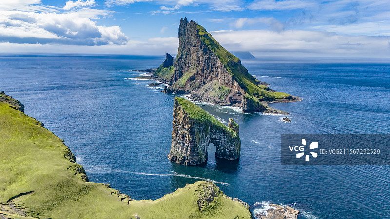 航拍北欧峡湾风光-法罗群岛海上拱门Drangarnir图片素材