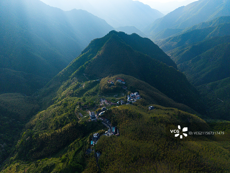 航拍浙江丽水市龙泉市千八线黄茅尖民宿炉岙村图片素材