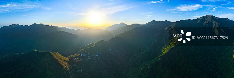 航拍浙江丽水市龙泉市千八线长三角第一高峰黄茅尖图片素材