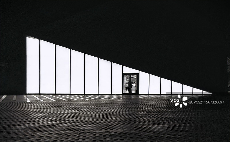 黑白夜境：光的轮廓图片素材