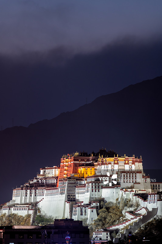 布达拉宫的夜晚图片素材