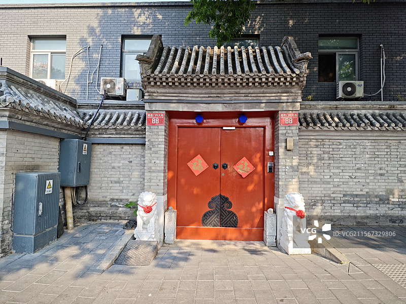 传统中式大门的古朴韵味与现代生活交融图片素材