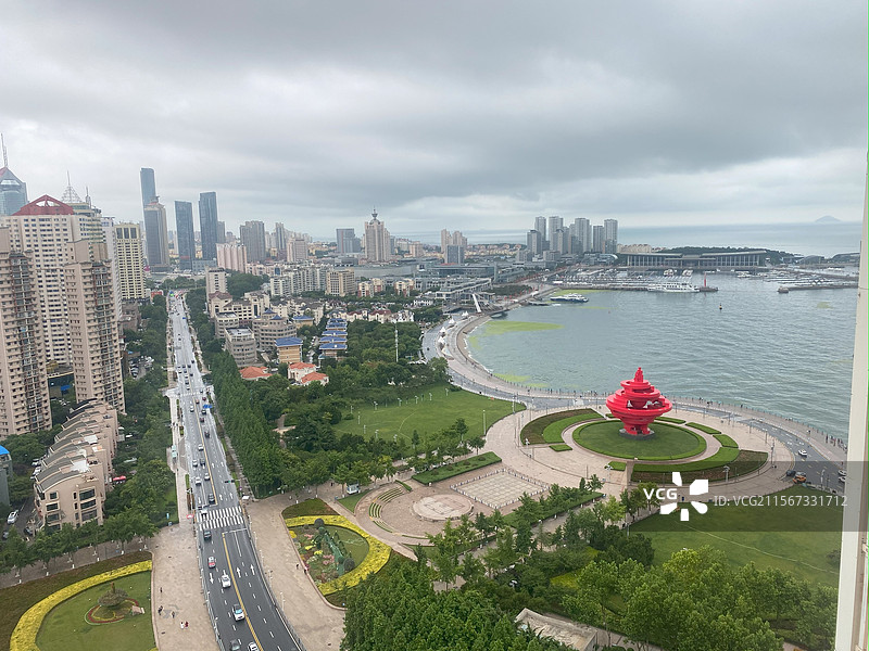青岛五月的风街道建筑城市景观高视角海景天空云图片素材