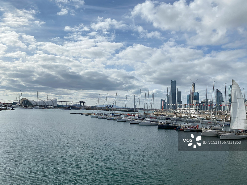 青岛奥帆中心帆船码头游艇船停泊海边海滨天空云图片素材