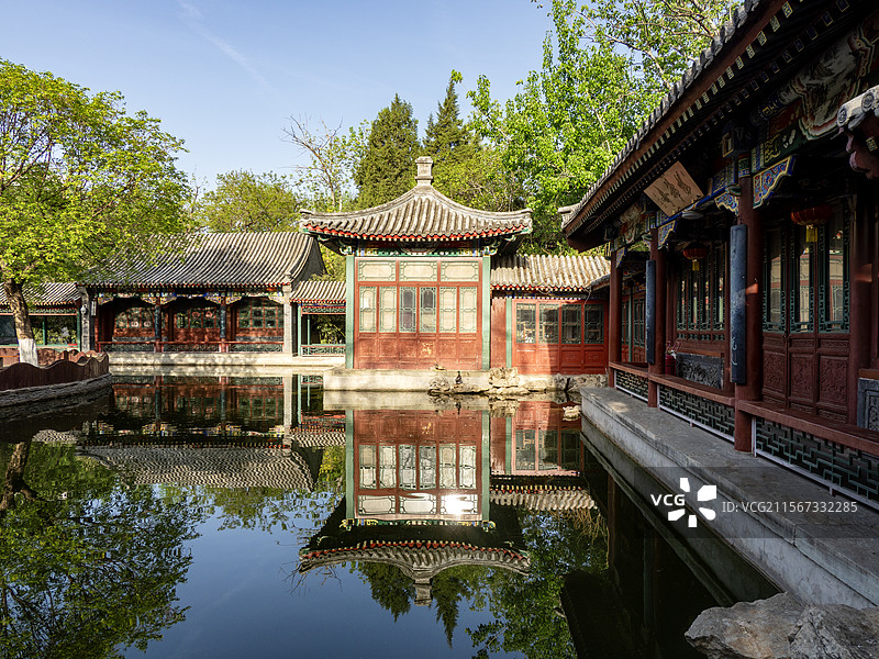 宣武艺园红色建筑与回廊倒映水中图片素材