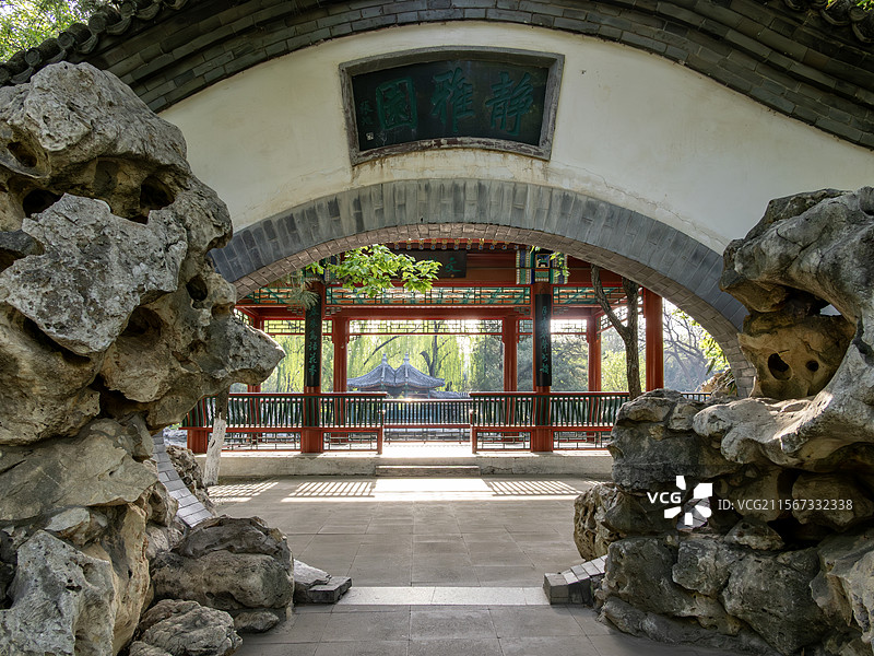宣武艺园假山两侧洞门通往庭中长廊图片素材