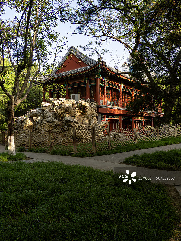 宣武艺园红楼旁嶙峋山石构成对景图片素材