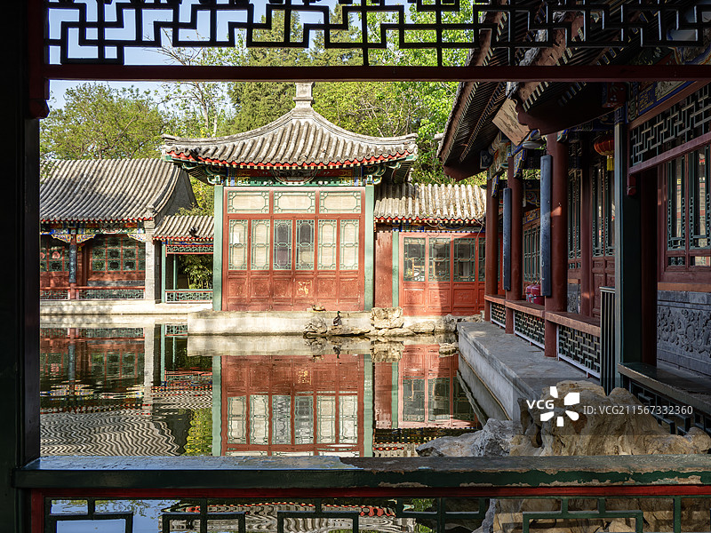 宣武艺园红色古典建筑庭院倒映水中图片素材