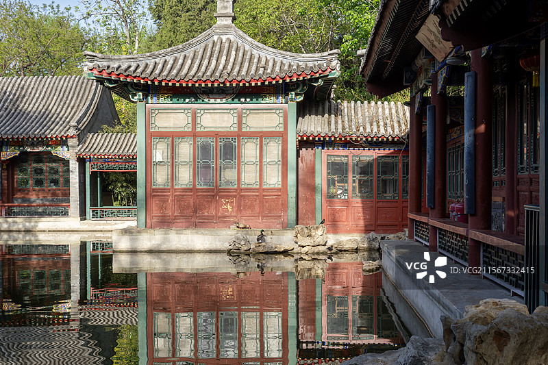 宣武艺园中式对称庭楼临水而建图片素材