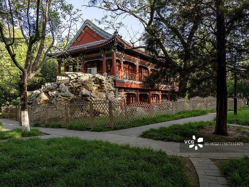 宣武艺园林荫下的两层红楼掩映其间图片素材