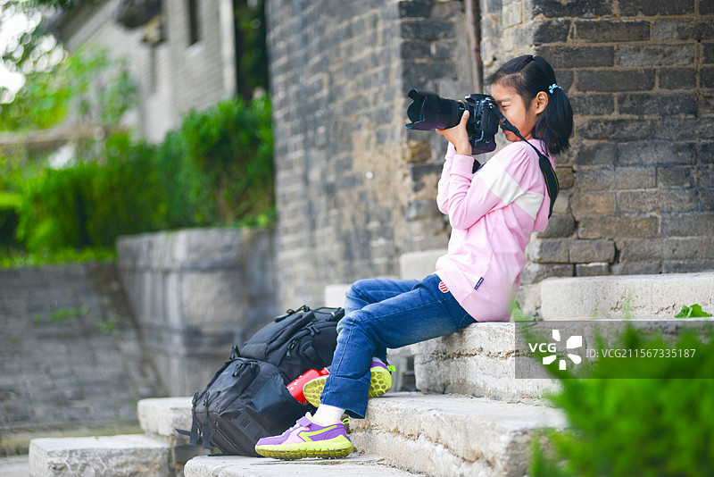 手持相机的女孩图片素材