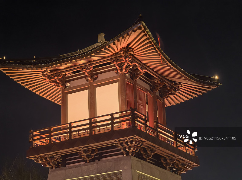夜晚洛阳应天门广场的塔楼特写图片素材