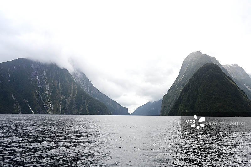 新西兰米尔福德峡湾阴雨天海面云雾缭绕图片素材