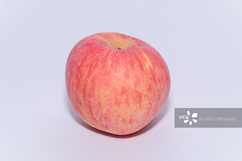 白色背景下一个苹果的特写镜头图片素材