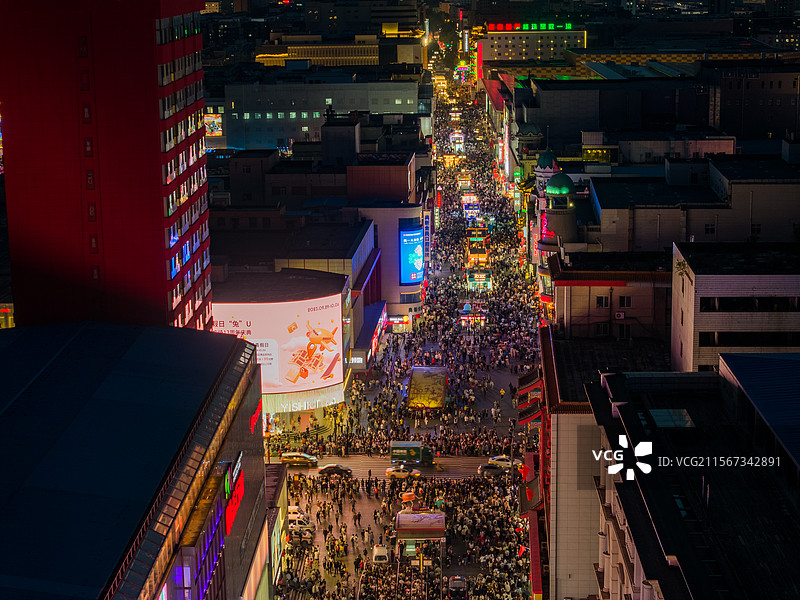 沈阳方城中街步行街人群繁华的步行街图片素材