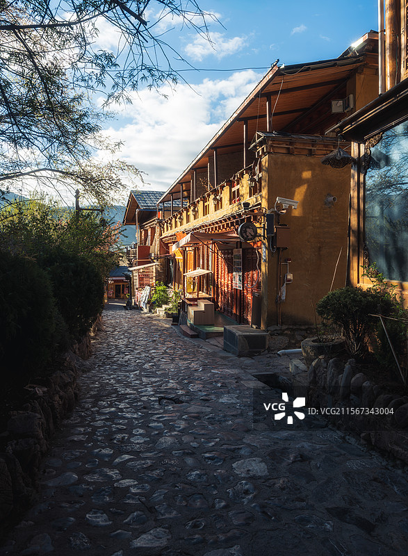 云南香格里拉独克宗古城小路早晨图片素材