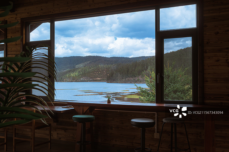 香格里拉普达措国家公园窗景图片素材