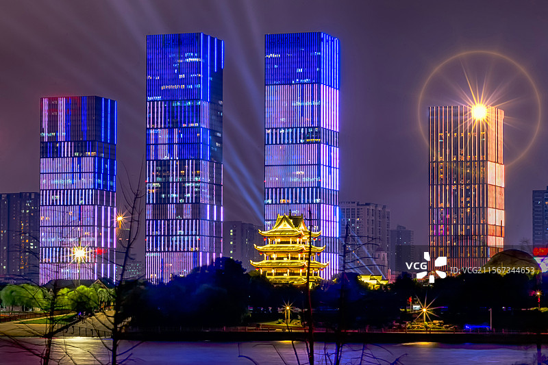 摩天大楼下的拱极楼图片素材