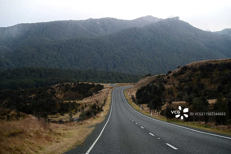 新西兰南岛自驾山路延伸至远方山脉图片素材