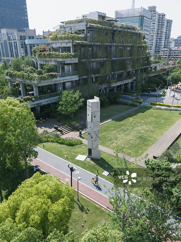 上海杨浦滨江绿之丘户外公共艺术雕塑光塔建筑图片素材
