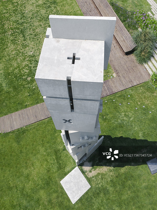 上海杨浦滨江绿之丘户外公共艺术雕塑光塔建筑图片素材