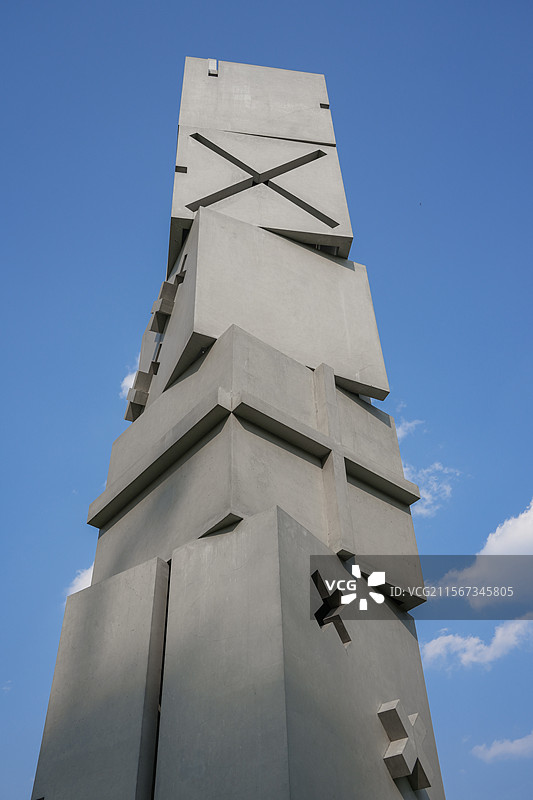 上海杨浦滨江绿之丘户外公共艺术雕塑光塔建筑图片素材