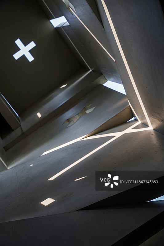 上海杨浦滨江绿之丘户外公共艺术雕塑光塔建筑图片素材