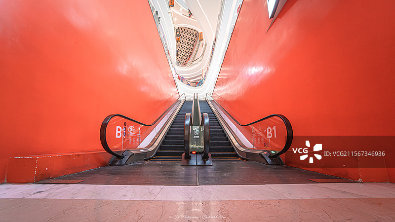 厦门湖里国贸银泰网红红电梯夜晚超广角对称扶梯空间｜楼层标识与橙红墙面的功能美学图片素材