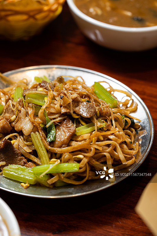 焖面河南焖面嗦面吃面面条筋道面条碳水主食牛肉面河南美食河南特产图片素材