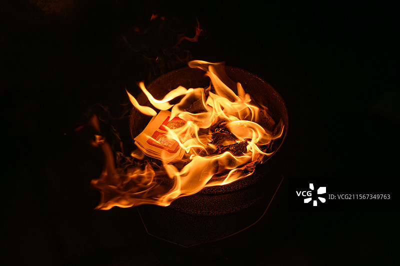 闽南新年烧纸钱拜天公习俗暗夜容器火焰｜纸钱与火舌的焦黑渐变叙事图片素材