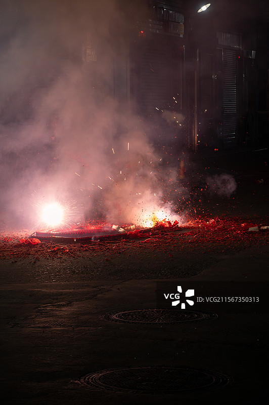 春节鞭炮烟花特写夜中烟火特写｜火星与红屑的动态迸射图片素材