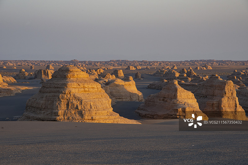 甘肃敦煌雅丹国家地质公园，俗称敦煌雅丹魔鬼城图片素材