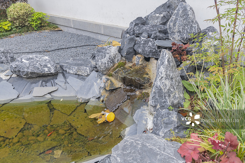 岩石上的水的高角度视图图片素材