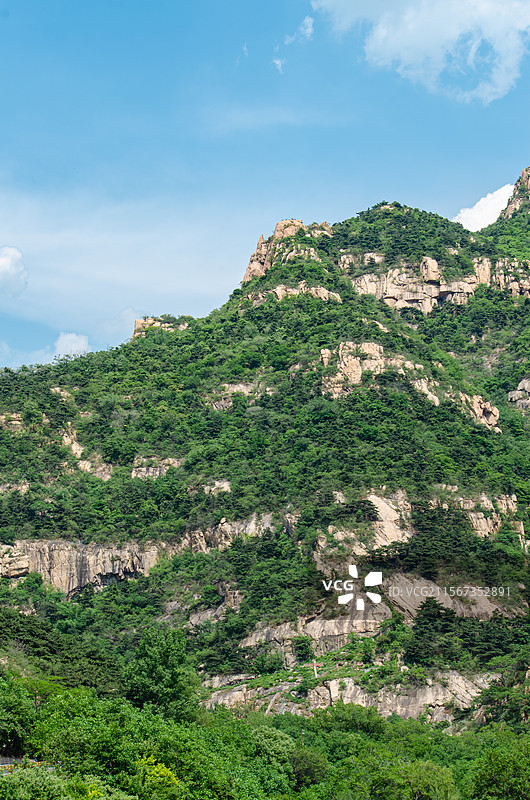 中国非都市风光拍摄主题，山东省泰安市岱岳区彩石溪风景区，绿色山脉和蓝色的天空，户外白昼无人图像摄影图片素材