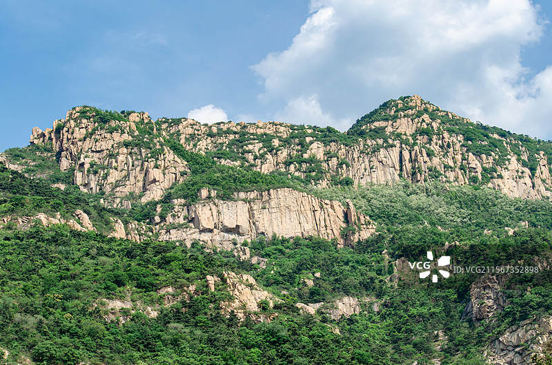 中国非都市风光拍摄主题，山东省泰安市岱岳区彩石溪风景区，绿色山脉和蓝色的天空，户外白昼无人图像摄影图片素材