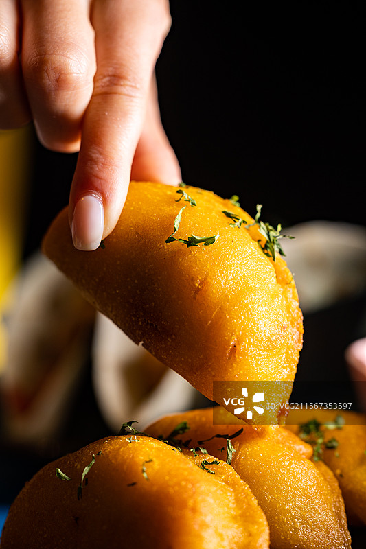 酥饺饺子炸饺子煎饺哥伦比亚美食哥伦比亚炸饺饺子酥饺面食碳水酥脆饺子图片素材