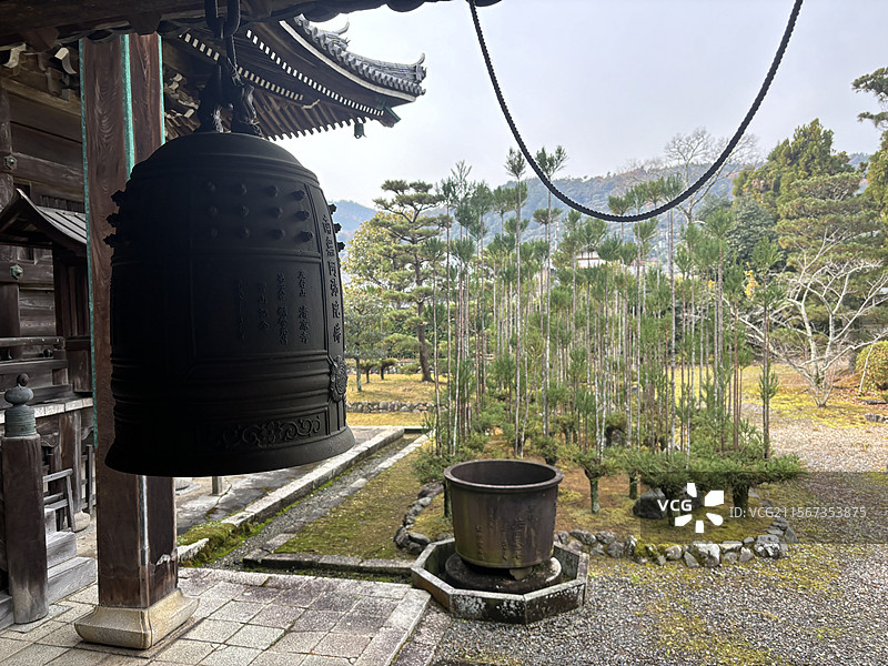 日本京都岚山清凉寺寺庙神社枫叶秋景图片素材
