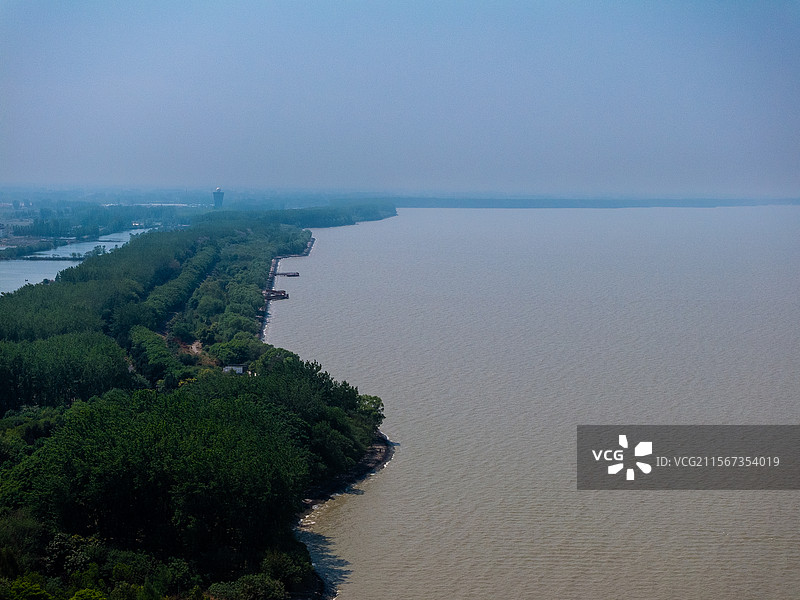 航拍初夏洪泽湖古堰景区及远处的洪泽湖大堤图片素材